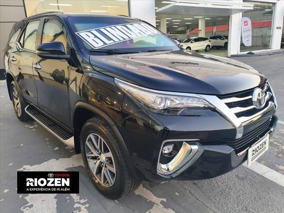 TOYOTA HILUX SW4 2.8 SRX 4X4 7 LUGARES 16V TURBO INTERCOOLER DIESEL 4P AUTOMÁTICO TOYOTA HILUX SW4 2.8 SRX 4X4 7 LUGARES 16V TURBO INTERCOOLER DIESEL 4P AUTOMÁTICO